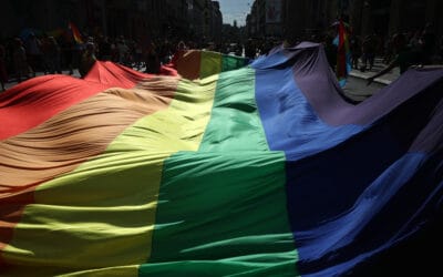 ZASTAVA LGBTIQ OSOBA PREDSTAVLJA SIMBOL OTPORA, SOLIDARNOSTI I EMAPATIJE